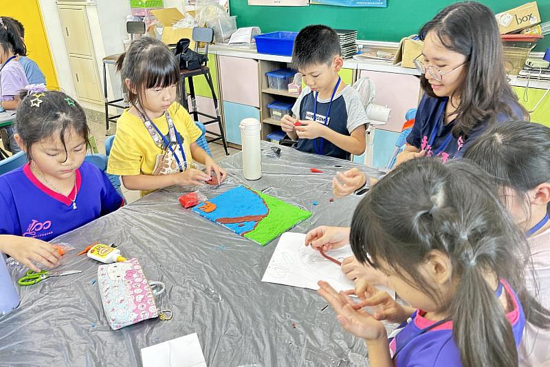 南大設計「環境捏捏樂」課程，帶領學童打造黑面琵鷺理想棲地，從實作中理解濕地生態與保育的重要性。