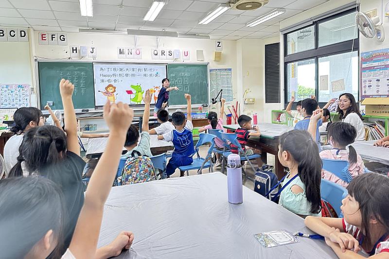南大以雙語繪本結合環境教育，引導學童認識黑面琵鷺生活習性，培養關懷七股生態與永續環境的素養。