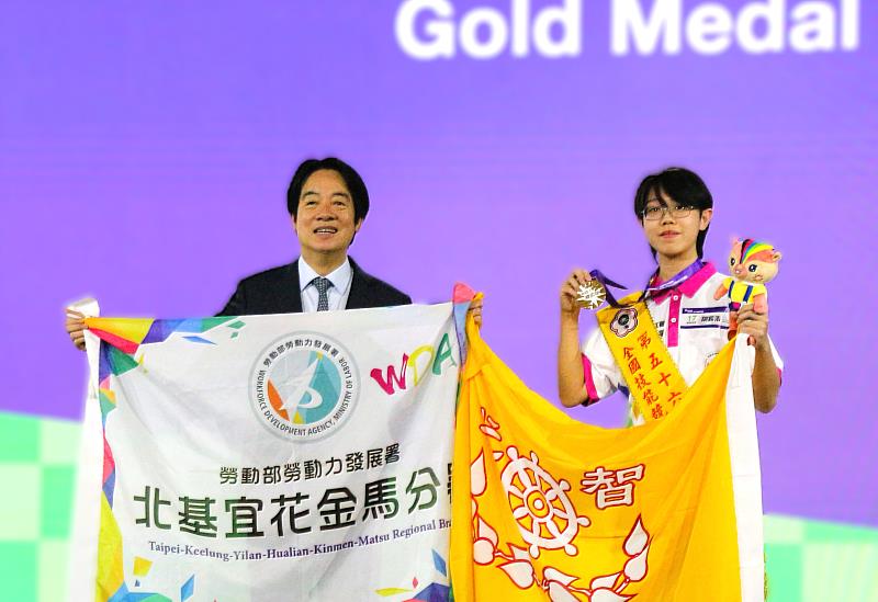 北分署與智光商工共同培訓的選手胡宸浩（右2）勇奪第56屆全國技能競賽網頁技術職類金牌。