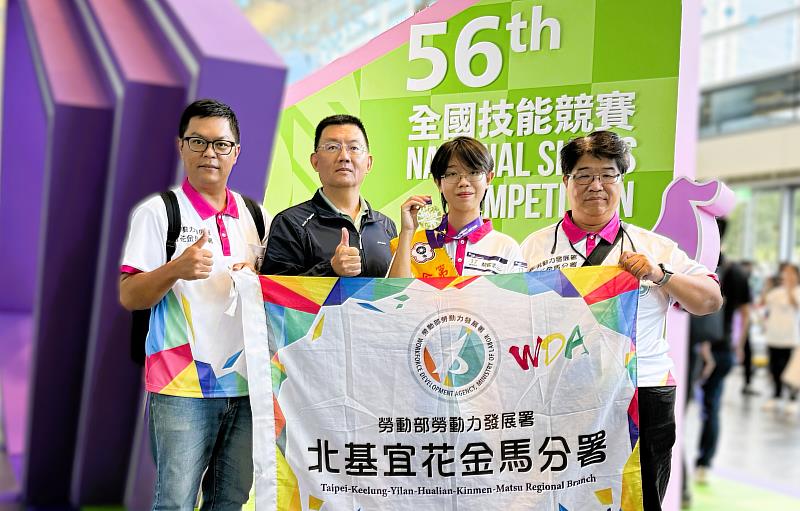 北分署與智光工商共同培訓的選手胡宸浩（右2）勇奪第56屆全國技能競賽網頁技術職類金牌，北分署職訓師劉勤永（右1）、蔡坤炎（左1），與智光工商資訊科王本堯主任（左2）。