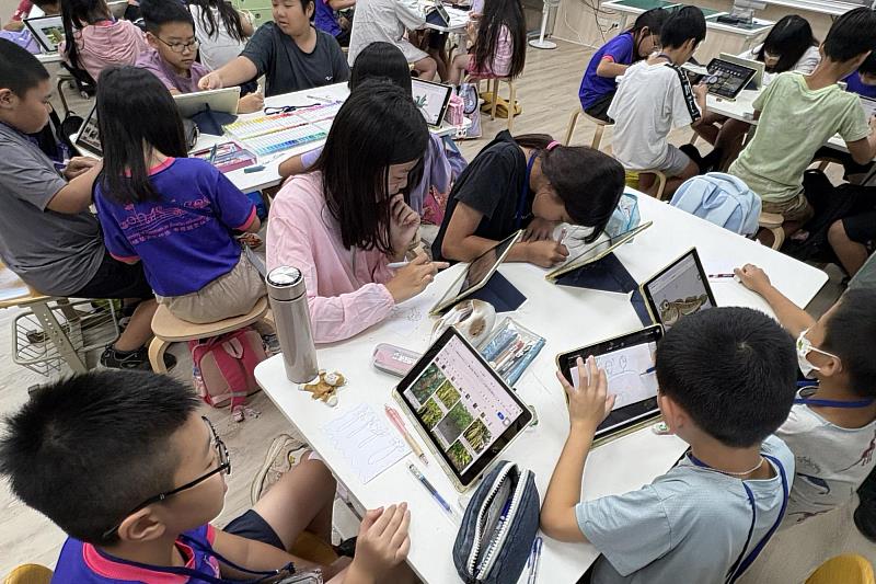 南大運用數位科技融入雙語教學，透過互動平台引導學童認識黑面琵鷺與七股濕地，提升學習參與度。