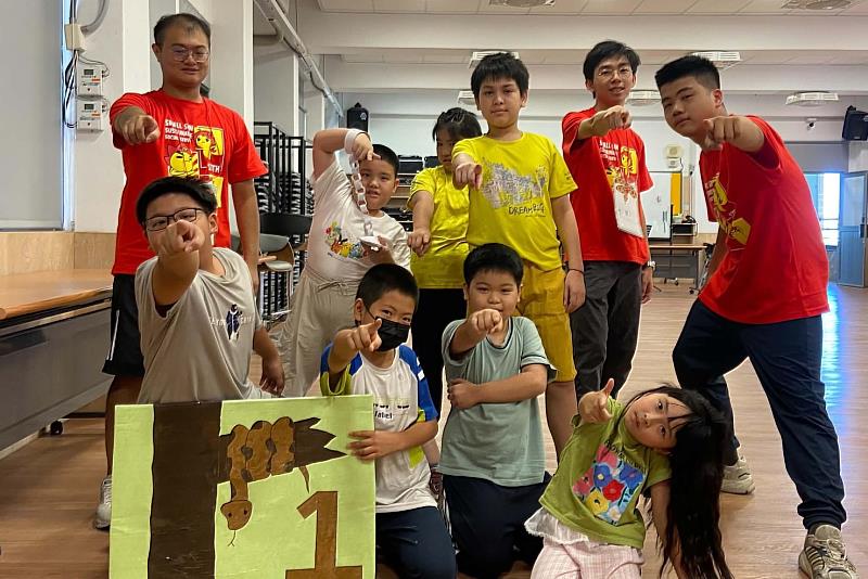 南大青年志工設計創意課程，引導花蓮吉安國小學童動手實作，在探索中培養創意思維與學習興趣。
