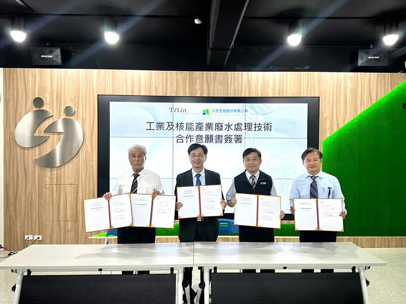 (合影)三陽工業(股)公司&九杏生技(股)公司吳清源董事長(左)、國家原子能科技研究院王正忠副院長(中)、紡織產業綜合研究所李貴琪所長、林同棪工程顧問(股)公司馬嘉良副總經理。