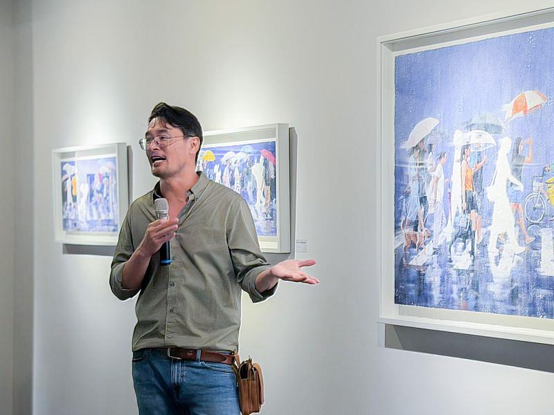活動中,薛宏瑋親自帶領現場民眾導覽作品,逐一介紹創作理念,以及藏在每幅畫作中的細節與巧思。