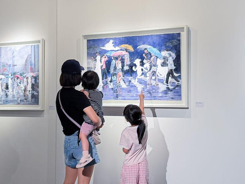 觀眾從不同角度走進畫面,理解作品背後的構思。