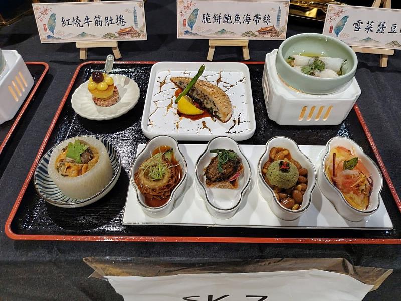 嘉藥曾楷勛老師獨創「蔥醬燒蘑菇雞肉派」（上中）奪全場最高分殊榮。