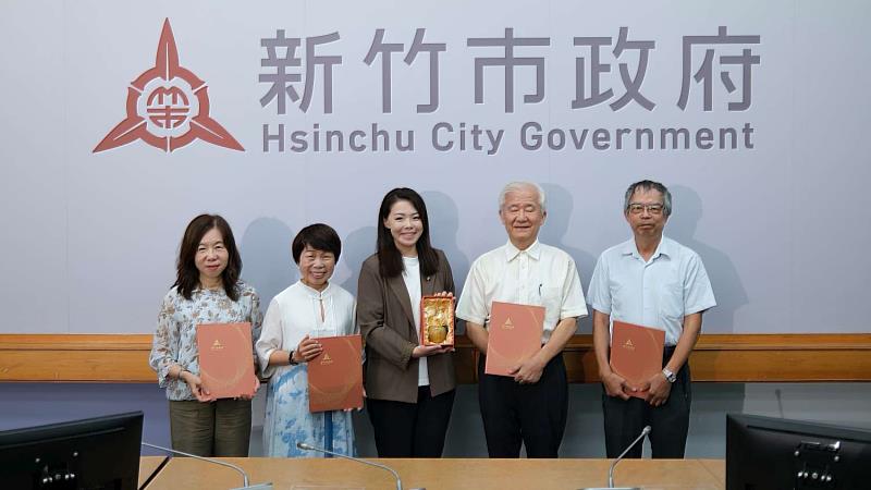 市長高虹安(中)與「新竹市文化風鼎獎」遴選委員於市府合影留念,左起為委員黃美娥、委員洪惠冠、市長高虹安、委員蔡仁堅、委員韋煙灶。