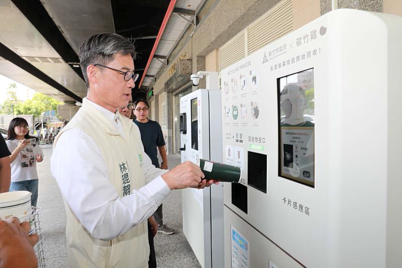 林副市長體驗智慧回收機台，投遞紙杯回收物。