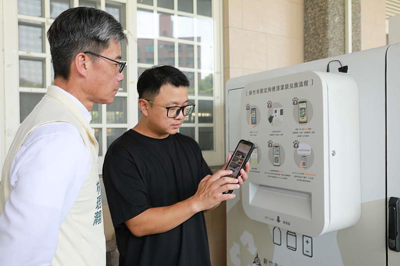 林副市長體驗智慧回收機台點數兌換狗便袋。