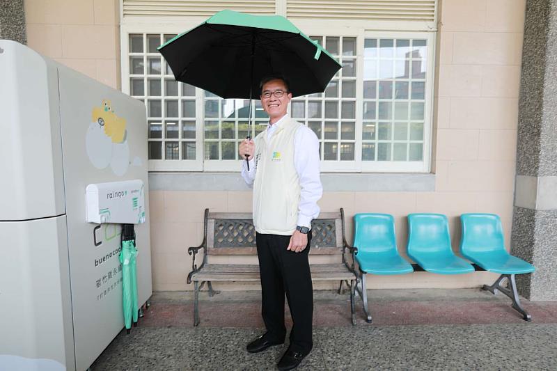 林副市長體驗共享雨傘服務。