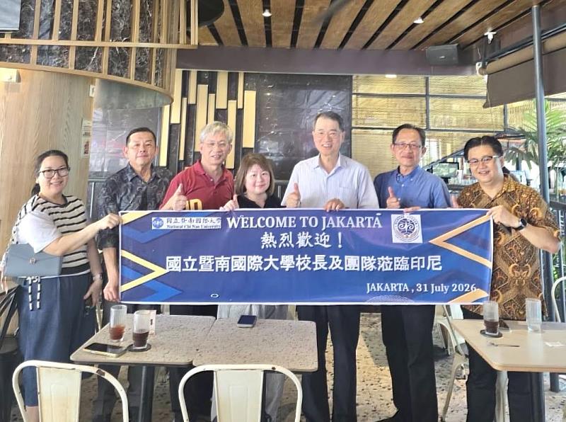 暨大團隊抵達雅加達,受到國立暨南國際大學印尼校友會會長許翼誠(右1)的熱情接機。