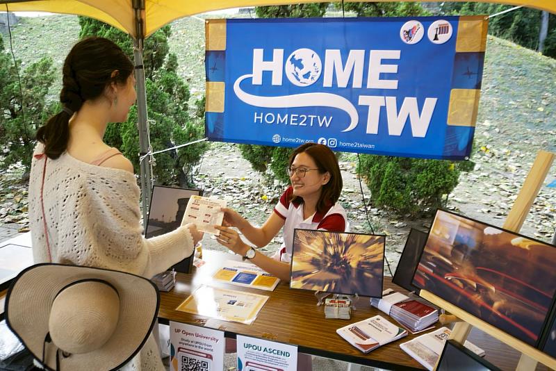 「Home to Taiwan」於高雄日光海島市集設攤，向國際分享在地實踐經驗，促進跨文化交流與永續共創。