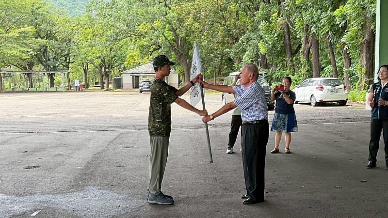 臺南市救國團主任委員沈達吉進行授旗儀式。