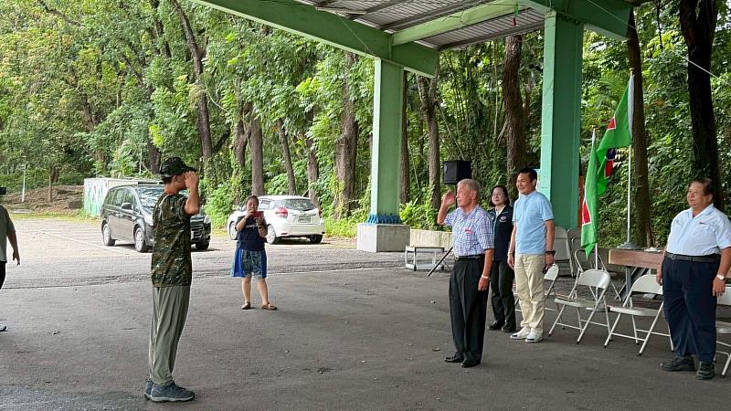 班長向長官敬禮。