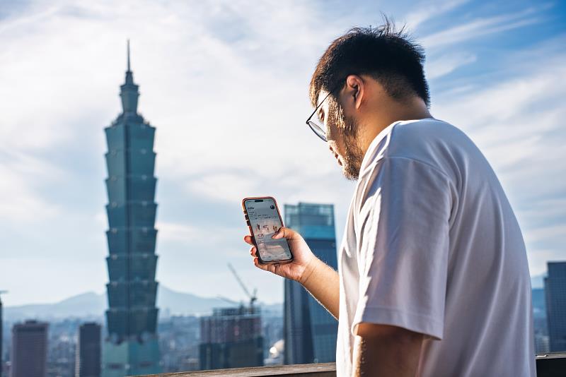 台灣用戶占Retro全球用戶34.2%,為Retro全球最大市場。台灣大哥大與Retro將以此為起點,共同推廣以真實關係為核心的社群體驗,讓更多台灣用戶體驗沒有演算法、沒有廣告、回歸真實分享的社群新生活。