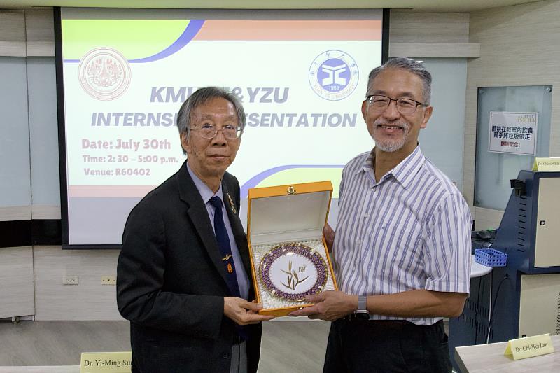 泰國蒙庫國王科技大學校長Assoc. Prof. Dr. Suvit Saetia(左)致贈紀念品,展現兩校長期合作夥伴關係。