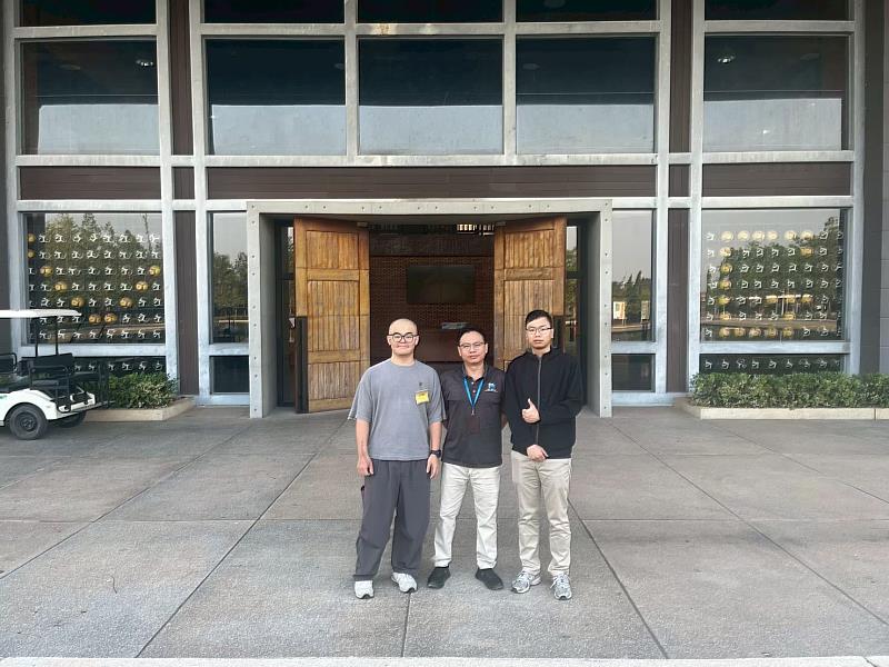 田永昇（左）透過產學合作實地走訪越南製鞋業，深入了解生產與管理的實際痛點，為論文研究奠定基礎。