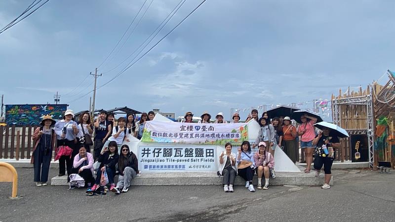 崑山科大USR跨校交流走讀濱海，參與學員於井仔腳瓦盤鹽田大合照。