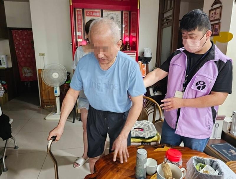 長期照顧管理中心進行個案訪視,加強宣導室內溫度調節及熱傷害衛教。(圖自新北市政府衛生局)