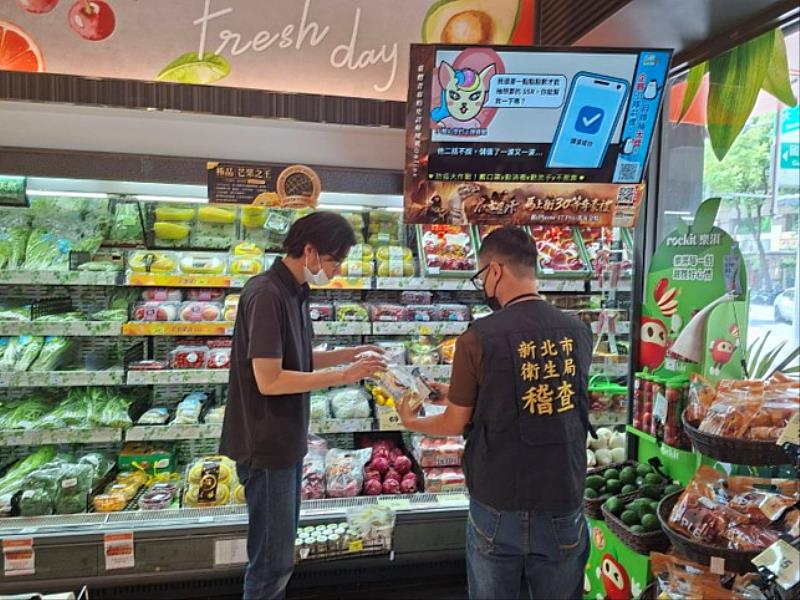 新北市政府衛生局輔導轄內食品業者有關於天氣高溫炎熱應注意食材保存及操作溫度。