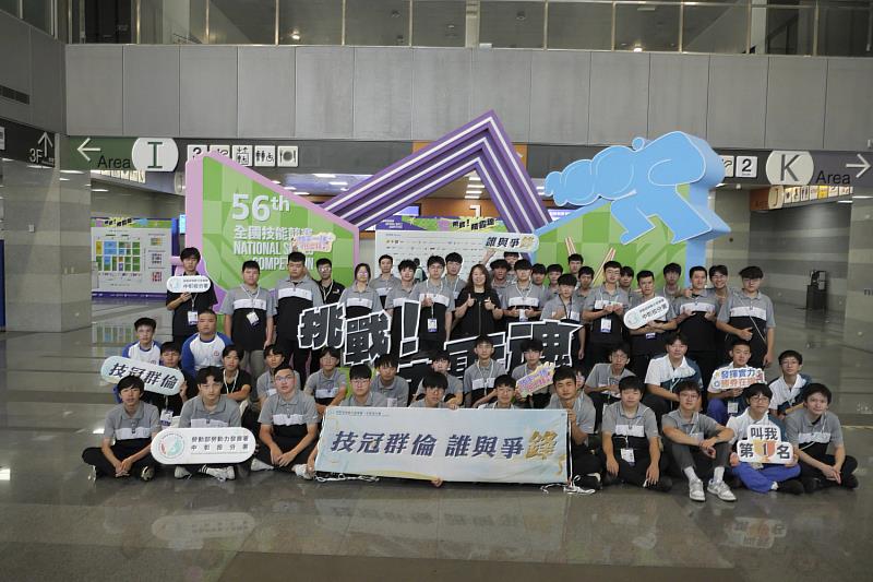 中彰投分署劉秀貞分署長（中）於競賽會場與培訓選手合影。
