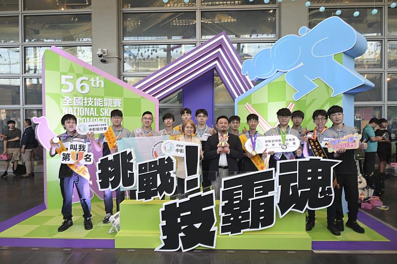 中彰投分署培訓的機器人系統整合與工業機械等職類獲獎選手與勞動部長洪申翰（中）及勞發署黃齡玉署長合影。