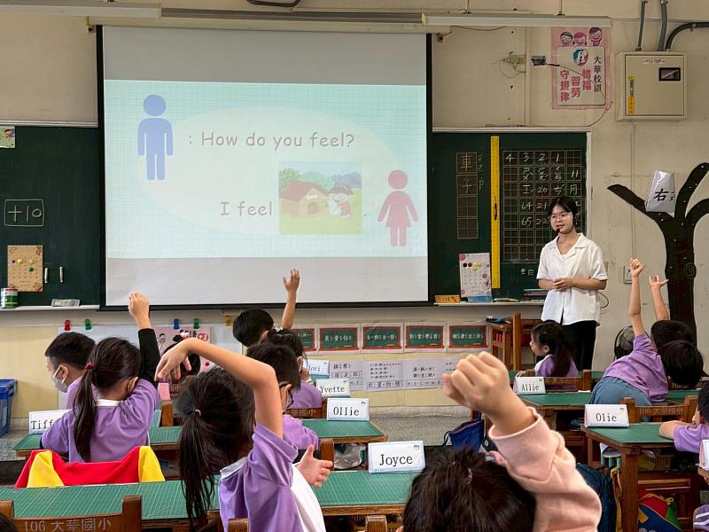 文藻外語大學師資生李家綺考取臺中市英語教師、高雄市一般地區學校英語教師,設計豐富的活動與學生進行互動。