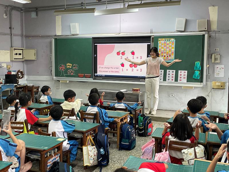 文藻外語大學師資生張庭嘉考取臺南市一般地區英語教師,設計不同的活動,讓學童樂在學習。