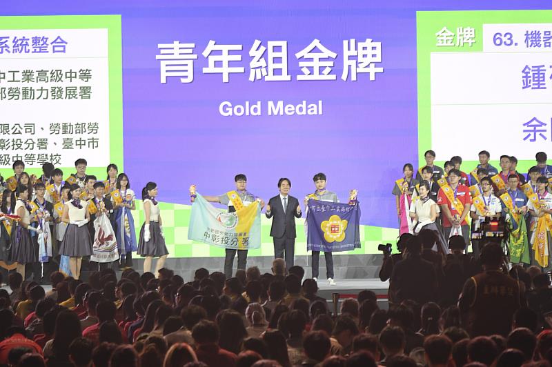 總統賴清德頒獎給獲得機器人系統整合職類金牌的中彰投分署培訓選手鍾碩珉與余閎任。