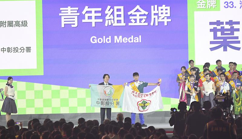 中彰投分署培訓汽車技術職類選手葉羿辰獲總統賴清德頒發金牌。
