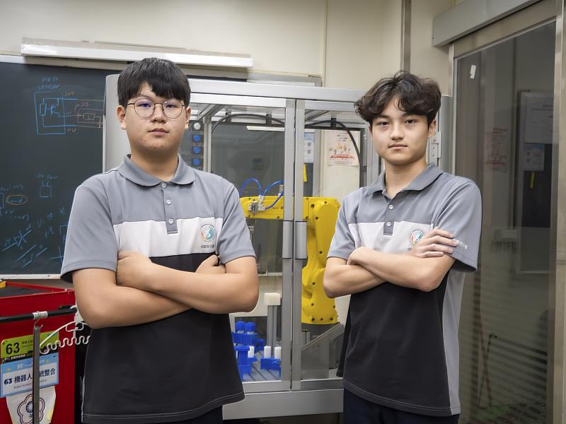 中彰投分署培訓機器人系統整合職類鐘鍾碩珉與隊友余閎任以絕佳默契，合力奪下金牌。