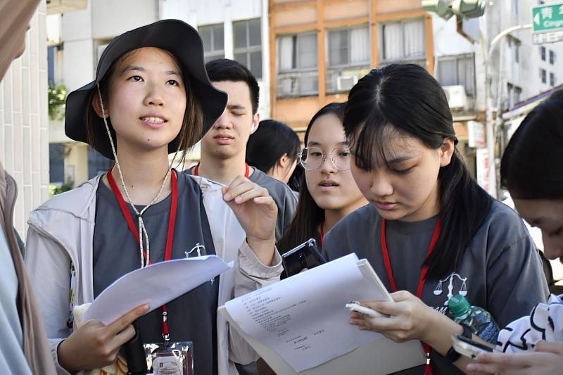 學員於臺灣府城隍廟周邊街區進行訪談準備,透過資料整理與分工討論,為後續公共議題訪問奠定基礎。