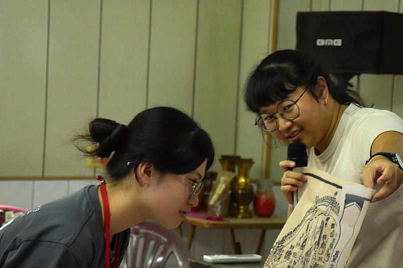 葉萱萱特助透過導覽解說府城歷史與廟宇文化,協助南大行管營學員從地方脈絡理解公共治理與文化保存。