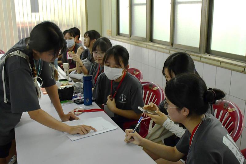 南大行管營學員於街訪前分工討論與整理資料,透過實地訪談蒐集多元觀點,體驗公共政策與地方治理的真實樣貌。