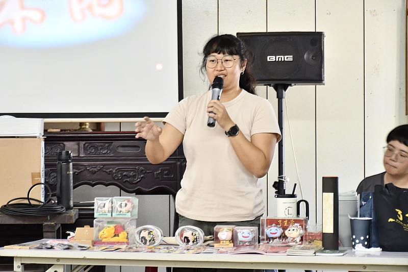 臺灣府城隍廟葉萱萱特助介紹文創小物與地方文化特色,帶領南大行管營學員認識傳統信仰與當代社會的多元連結。