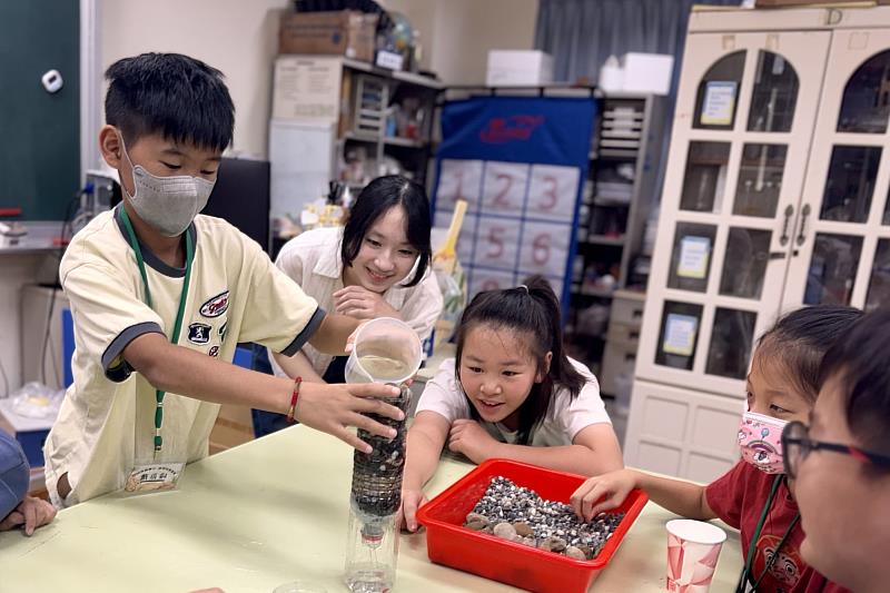 南大以野外求生濾水實作課程，引導學童認識淨水原理與環境永續，培養科學思維及珍惜水資源觀念。