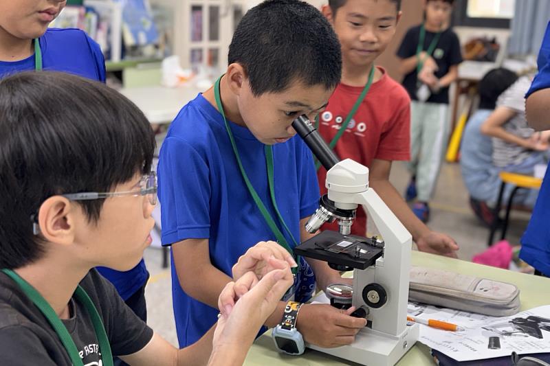 南大帶領學童操作顯微鏡觀察細胞世界，透過科學實驗啟發好奇心，扎根自然科學素養與探究能力。