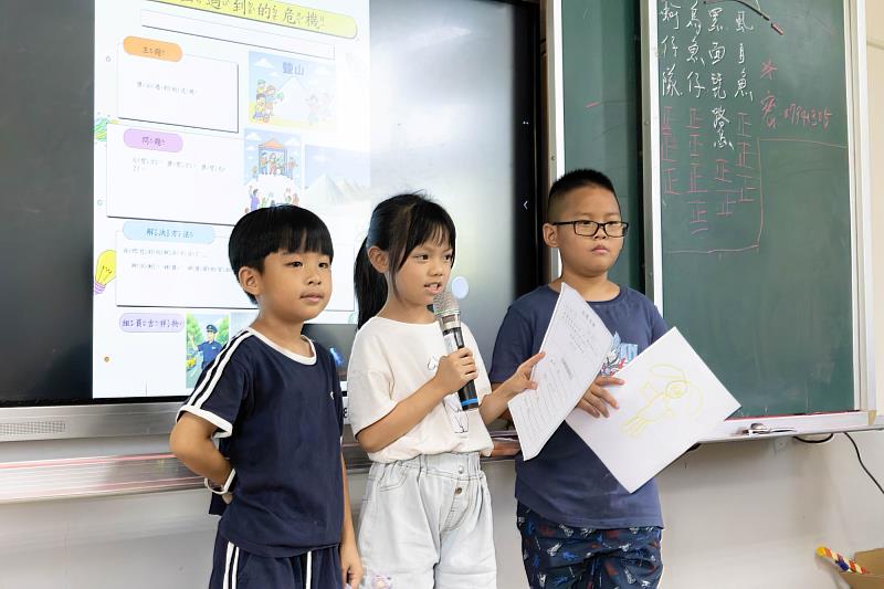 南大引導後港國小低年級學童分享家鄉觀察成果，以海報創作展現七股特色，培養表達能力與在地認同。