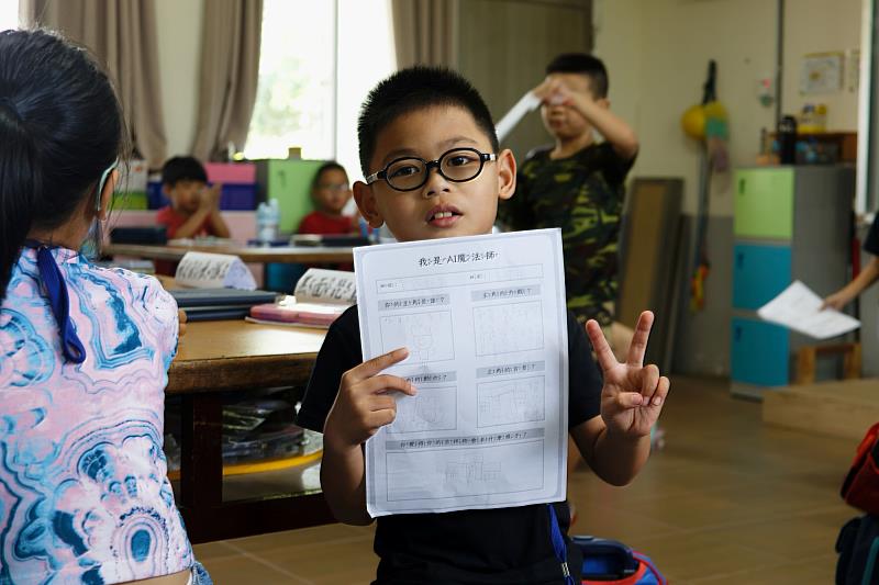 南大結合學習單與科技工具，引導後港國小學童認識生成式AI應用，理解人工智慧運作與提示設計概念。
