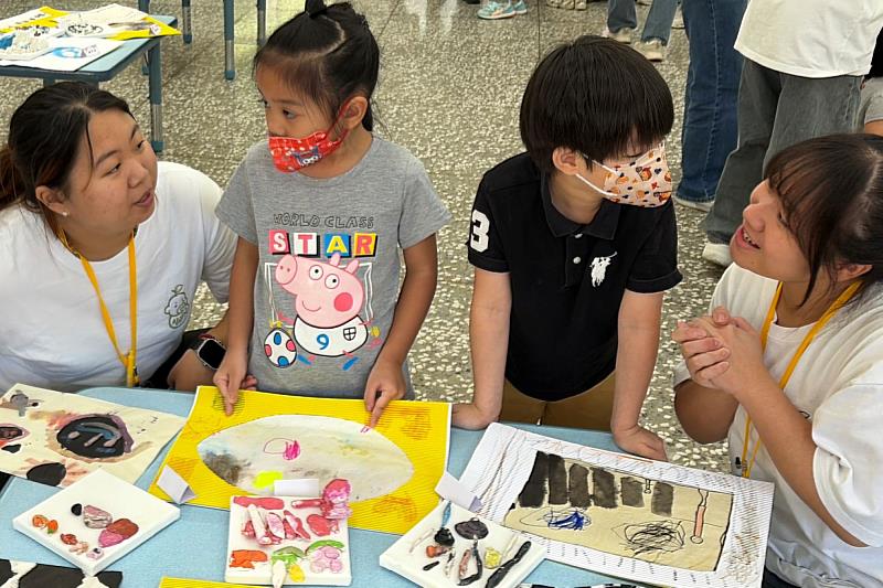 南大師資生引導幼兒分享創作理念與作品特色,透過互動交流培養表達能力,展現幼兒教育與美感學習成果。