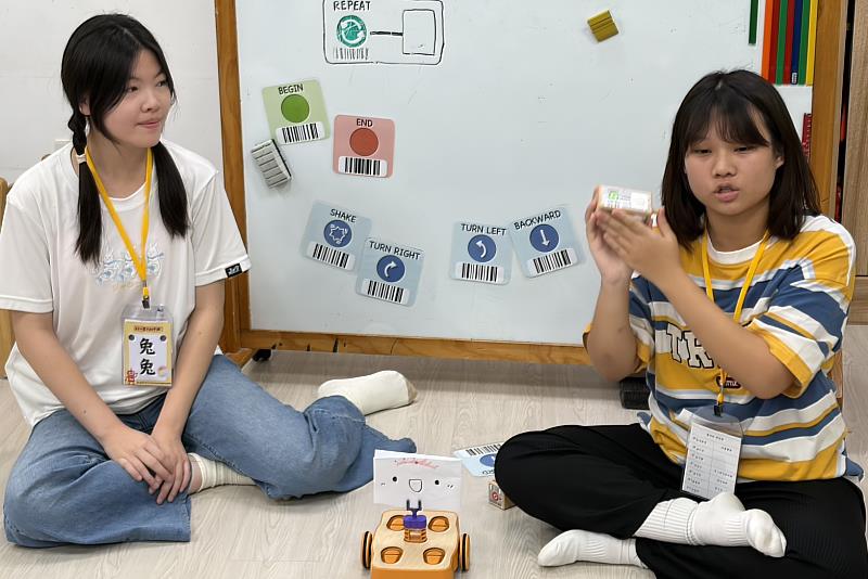 南大師資生引導幼兒操作KIBO機器人,透過程式設計與任務挑戰,培養邏輯思考及問題解決能力。