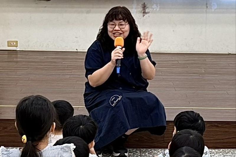 南大鄭雅丰副教授帶領史懷哲教育服務團隊前進平鎮幼兒園,串聯大學與幼教現場,深化教育實踐與專業交流。