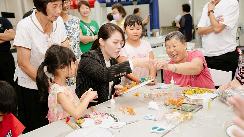 市長高虹安與長輩、孩童體驗製作永生花團扇。