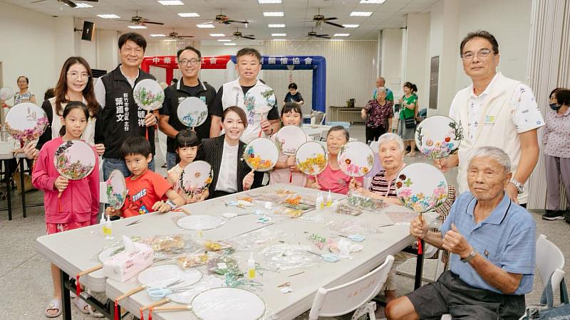 市長高虹安與長輩、孩童體驗製作永生花團扇。