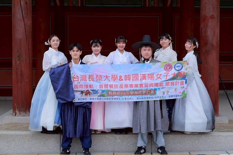 學生身著韓服走訪首爾昌德宮，體驗韓服文化與歷史觀光。
