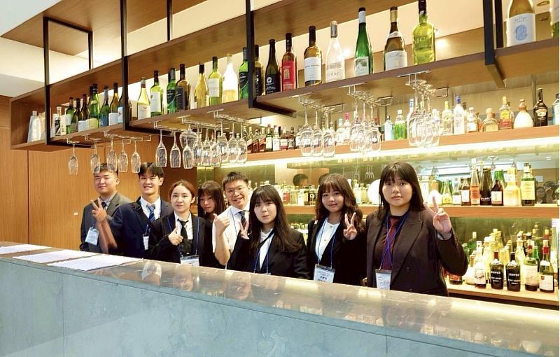 觀餐系師生參訪漢陽女子大學觀光系「漢陽飯店」模擬酒吧。