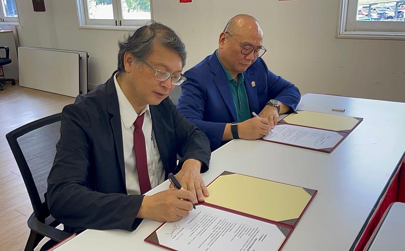 雲科大李謁政院長與華社研究中心楊括添主席簽署合作備忘錄(MOU)。