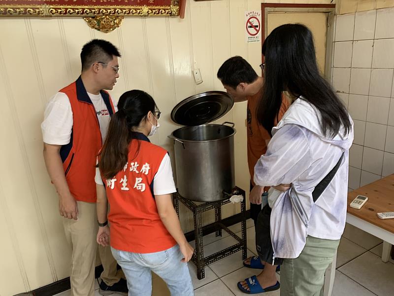 嘉市衛生局稽查問題苦茶油流向及下架回收情形。