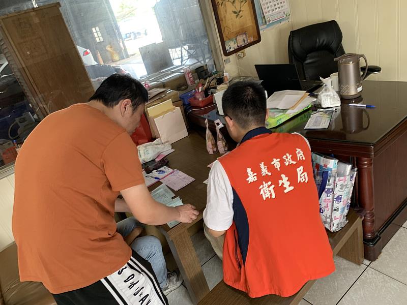 嘉市衛生局稽查問題苦茶油流向及下架回收情形。
