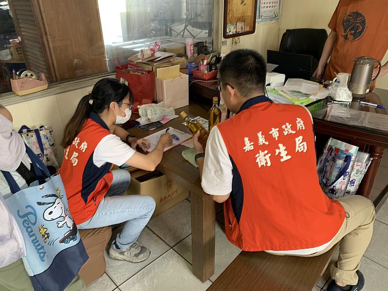 嘉市衛生局稽查問題苦茶油流向及下架回收情形。